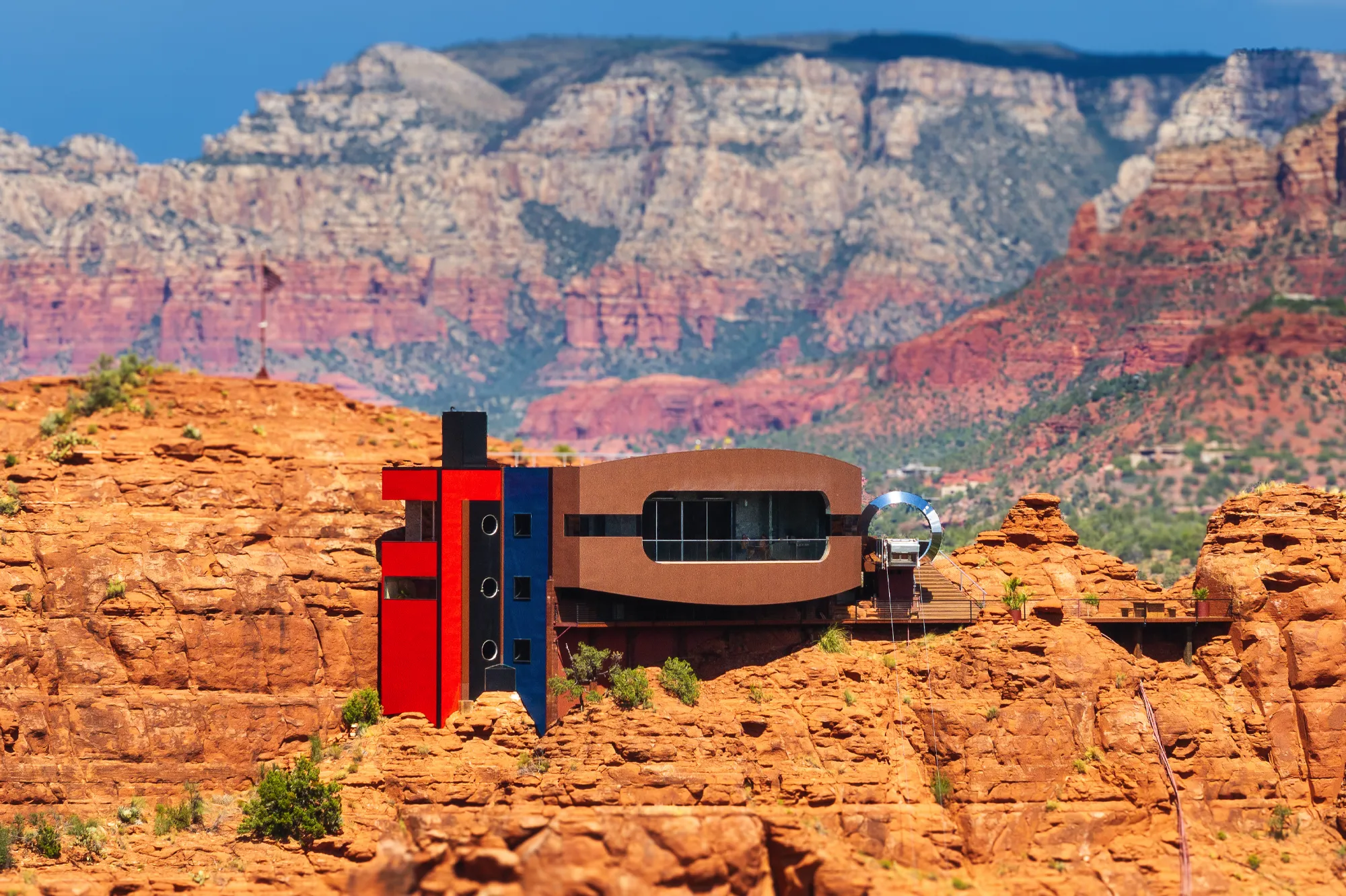 On August 16, 2023, Greg Bernstein captured Glendon Good’s extraordinary creation: Red Tail Cliff. Perched 200 feet high atop a red rock in Sedona.